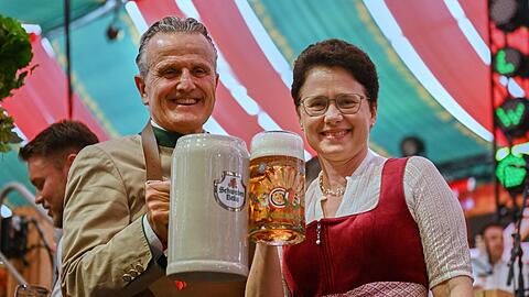 Den ersten Ma&szlig;krug &uuml;berreichte Stuttgarts OB Nopper der Agrarministerin Gentges.