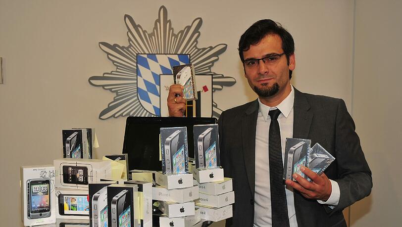 Marcus da Gloria Martins, Chef bei K 61, zeigt einige der beschlagnahmten Handys Marcus da Gloria Martins, Chef bei K 61, zeigt einige der beschlagnahmten Handys