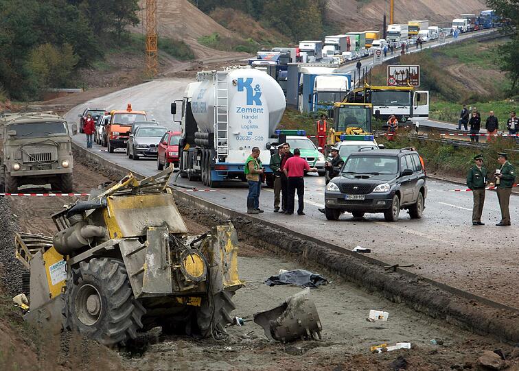 Oktober 2006: Nur noch Trümmer blieben von einem Baustellenfahrzeug auf der Autobahn 3 bei Aschaffenburg. Arbeiter einer Straßenbaufirma waren hier mit Fräsarbeiten an der Fahrbahn beschäftigt, als eine Sprengkörper aus dem Zweiten Weltkrieg explodierte.