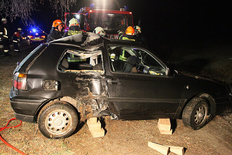 Glatteis auf der B12 (Nähe Ecksberger Berg): Ein junger Mann schlittert aus einer langezogenen Rechtskurve und prallt gegen einen Baum. Mit schwerem Gerät befreit die Feuerwehr den eingeklemmten Fahrer. Die Bilder vom Unfall.