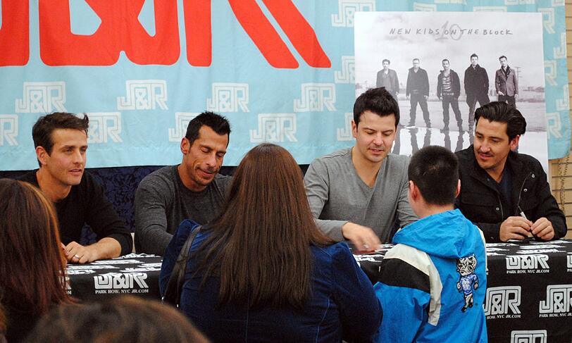 NKOTB bei einer Autogrammstunde zu ihrem am 05.04.2013 erscheinenden Album "10"