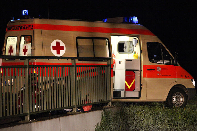 Betrunken und ohne Führerschein ist ein 17-Jähriger nach der Disco gegen einen Baum gerast. Die Bilder vom Unfallort.
