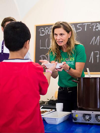 Sarah Wiener hat für Flüchtlinge in Berlin eine Bio-Gemüsesuppe gekocht