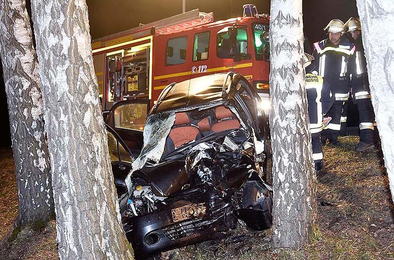 Ein Reh flog nach dem Zusammenstoß mit einem Wagen durch die Windschutzscheibe eines anderen Autos. Die Fahrerin wurde schwer verletzt und starb noch am selben Abend im Krankenhaus.