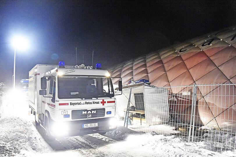 Die Traglufthalle steht auf freiem Feld ungeschützt vor dem Frost.