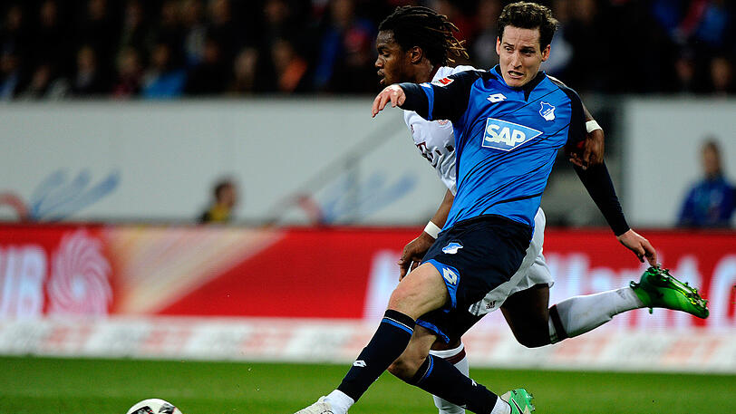 Zukünftige Kollegen - wenn denn der Portugiese dem deutschen Rekordmeister erhalten bleibt: Der Noch-Hoffenheimer Sebastian Rudy (rechts) im Duell mit Renato Sanches vom FC Bayern. Szene aus dem Bundesliga-Spiel am 4. April, das 1899 mit 1:0 gewann.
