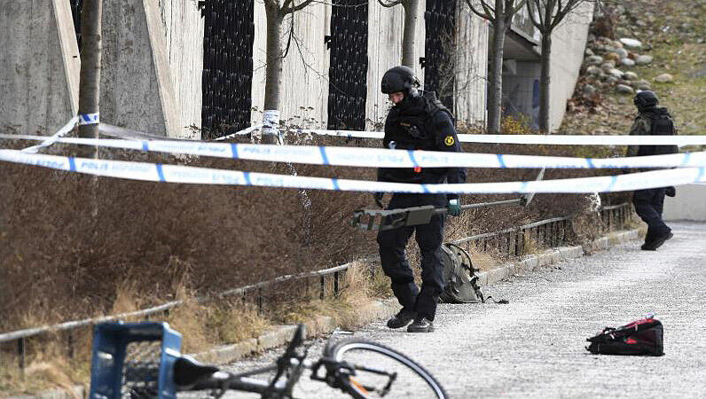 Polizisten untersuchen in Stockholm das Gebiet vor der U-Bahnstation Vaarby Gaard. Polizisten untersuchen in Stockholm das Gebiet vor der U-Bahnstation Vaarby Gaard.