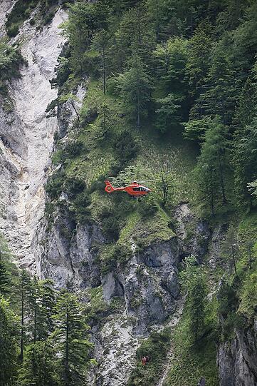 Der verunglückte Wanderer wurde per Rettungshubschrauber aus der Schlucht geborgen.