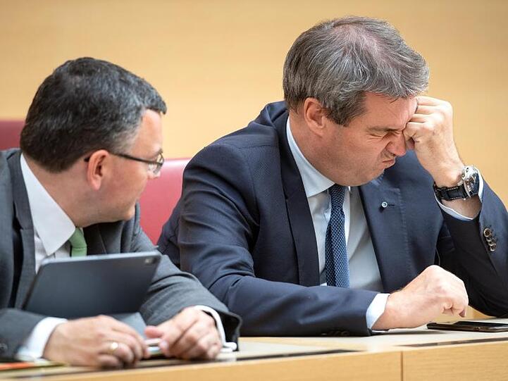 Florian Herrmann und Markus Söder (l-r.) im Bayerischen Landtag. Foto: Sina Schuldt/Archivbild