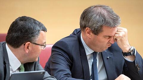 Florian Herrmann und Markus Söder (l-r.) im Bayerischen Landtag. Foto: Sina Schuldt/Archivbild