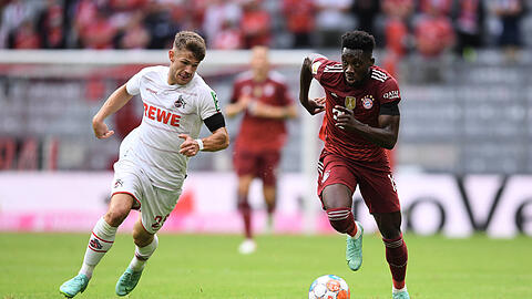 In der vergangenen Saison besiegte der FC Bayern den 1. FC Köln daheim mit 3:2 - hier liefern sich Alphonso Davies (rechts) und Kölns Jan Thielmann ein Laufduell.