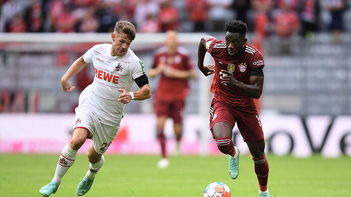 In der vergangenen Saison besiegte der FC Bayern den 1. FC Köln daheim mit 3:2 - hier liefern sich Alphonso Davies (rechts) und Kölns Jan Thielmann ein Laufduell.