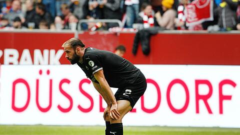 Simon Asta von Greuther Fürth lässt den Kopf hängen.