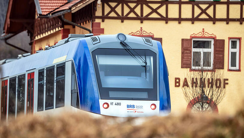 Am Bahnhof Tegernsee sind nach dem Seefest bereits letztes Jahr zahlreiche Münchner über Nacht gestrandet. Auch heuer könnte es erneut chaotisch werden.