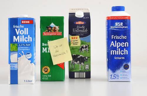Schaut wie Frischmilch aus, ist es aber nicht: Alle vier Packungen sind ESL-Milch. Dagegen sollen die Verbraucher mit Zetteln protestieren.