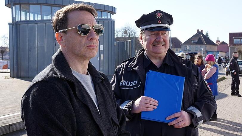 "D&uuml;nentod - Ein Nordsee-Krimi: Die gro&szlig;e Freiheit": Tjark Wolf (Hendrik Duryn, l.) und Torsten Nibbe (Rainer Reiners).