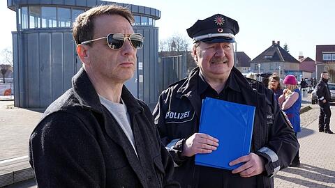 "D&uuml;nentod - Ein Nordsee-Krimi: Die gro&szlig;e Freiheit": Tjark Wolf (Hendrik Duryn, l.) und Torsten Nibbe (Rainer Reiners).