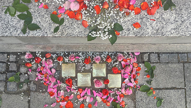 Zur Gedenkfeier mit Rosenblättern geschmückt: die vier neuen Münchner Stolpersteine für die Familie Rosenfeld an der Buttermelcherstraße 4. Zur Gedenkfeier mit Rosenblättern geschmückt: die vier neuen Münchner Stolpersteine für die Familie Rosenfeld an der Buttermelcherstraße 4.