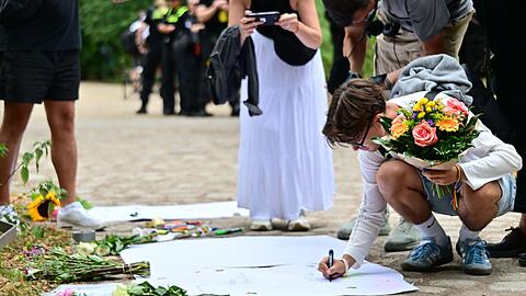 Trauer und Tr&auml;nen in Berlin nach dem Anschlag auf den CSD.