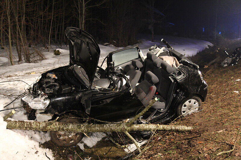 Bei einem Unfall auf der B 306 ist eine
26-jährige Frau aus Siegsdorf tödlich verunglückt. Wie die Polizei
am Donnerstag mitteilte, kam die Frau aus zunächst ungeklärter
Ursache mit ihrem Fahrzeug von der Straße ab.