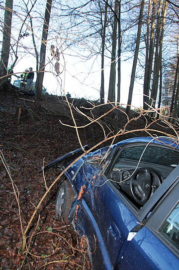 Unglaublich: Aus diesem Wrack entkam der Fahrer mit nur leichten Verletzungen. Wegen Glatteis war er eine Böschung hinab geschossen. Die Bilder von der Unfallstelle!