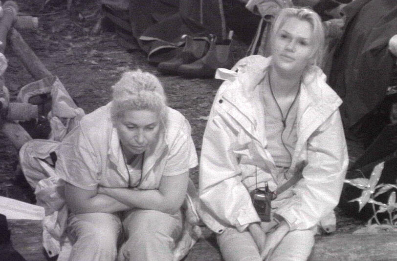 Patricia und Sara beim nächtlichen Frauengespräch am Lagerfeuer.