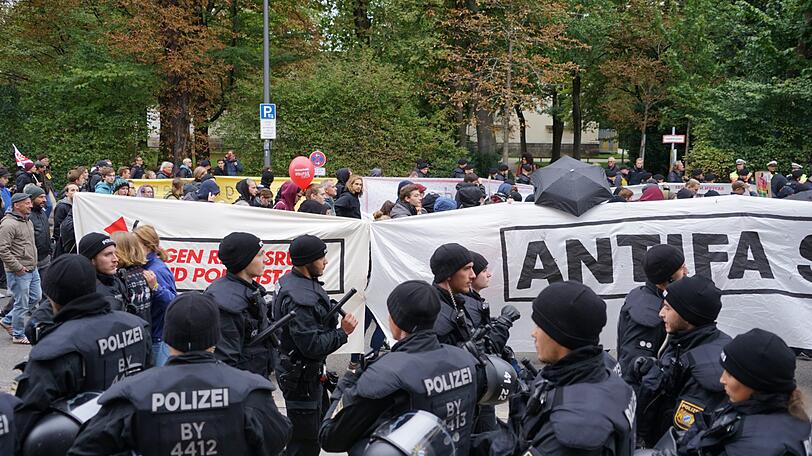 Mit bunten und kreativen Plakaten machten sich am Mittwoch rund 21.000 Münchner auf und demonstrierten gegen rechte Hetze.