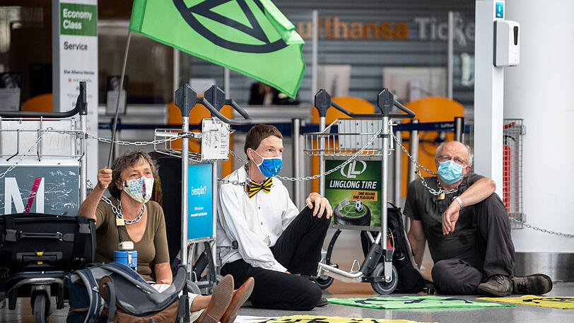 Klima-Blockade am Flughafen München - Bilder von der Protestaktion.
