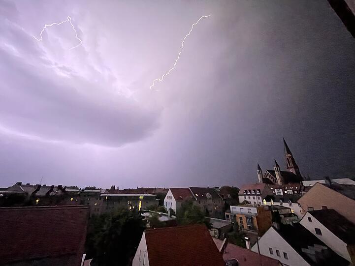 München blieb von schweren Schäden verschont. Spektakulär war das Gewitter aber auch - hier Bilder aus der Kirchenstraße in Haidhausen mit Blick in Richtung Süden.