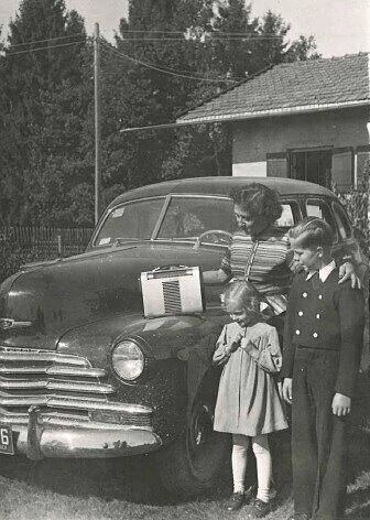 Die kleine Gabi posiert mit Bruder und Tante Martha aus Amerika – und dem nagelneuen Transistorradio auf dem Kotflügel!