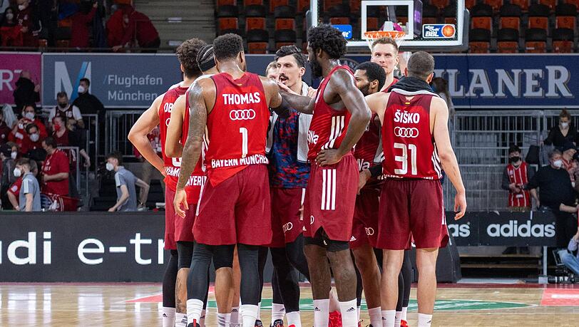 Der FC Bayern Basketball feiert den Sieg über die Fraport Skyliner.