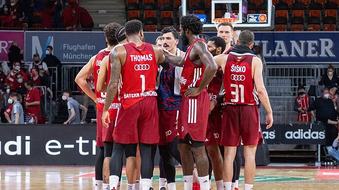 Der FC Bayern Basketball feiert den Sieg über die Fraport Skyliner.