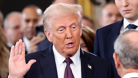 "America first" - dieses Ziel macht Donald Trump sofort nach seiner Vereidigung klar. (Archivbild)