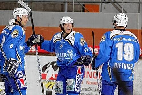 Noch ein Sieg, dann wäre der EHC um Topstar Mike Kompon (M.) Pokalsieger.