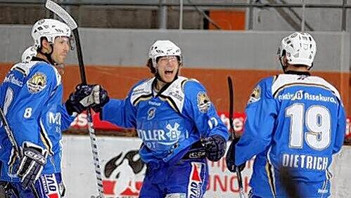 Noch ein Sieg, dann wäre der EHC um Topstar Mike Kompon (M.) Pokalsieger. Noch ein Sieg, dann wäre der EHC um Topstar Mike Kompon (M.) Pokalsieger.