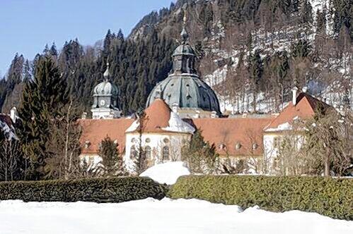 Von hier startet die Bergtour zum Ettaler Mandl: Das oberbayerische Benediktinerkloster Ettal.