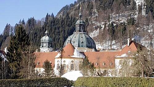 Von hier startet die Bergtour zum Ettaler Mandl: Das oberbayerische Benediktinerkloster Ettal. Von hier startet die Bergtour zum Ettaler Mandl: Das oberbayerische Benediktinerkloster Ettal.