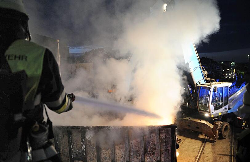 In der Rupert-Bodner-Straße in Langwied fingen zwei Container in einer Schredderanlage für Altautos Feuer. Verletzt wurde niemand; der Schaden dürfte im sechsstelligen Bereich liegen.