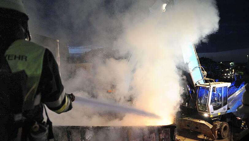 In der Rupert-Bodner-Straße in Langwied fingen zwei Container in einer Schredderanlage für Altautos Feuer. Verletzt wurde niemand; der Schaden dürfte im sechsstelligen Bereich liegen. In der Rupert-Bodner-Straße in Langwied fingen zwei Container in einer Schredderanlage für Altautos Feuer. Verletzt wurde niemand; der Schaden dürfte im sechsstelligen Bereich liegen.
