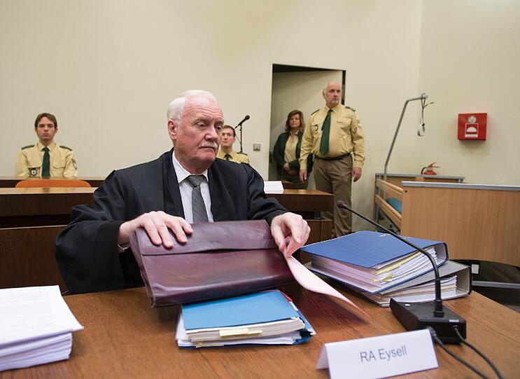&bdquo;Die Bilder werde ich nie vergessen&ldquo; Vor dem Schwurgericht München gesteht Rudolf U.: Amtsrichter Lukas N. (36) hätte sterben sollen. Der Richtertisch rettet ihm jedoch das Leben. Als Rudolf U. um sich schießt, findet der Richter dort vor den Schüssen Schutz. &bdquo;Die Bilder werde ich nie vergessen. &ldquo;, sagte Lukas N. als Zeuge im Mordprozess.