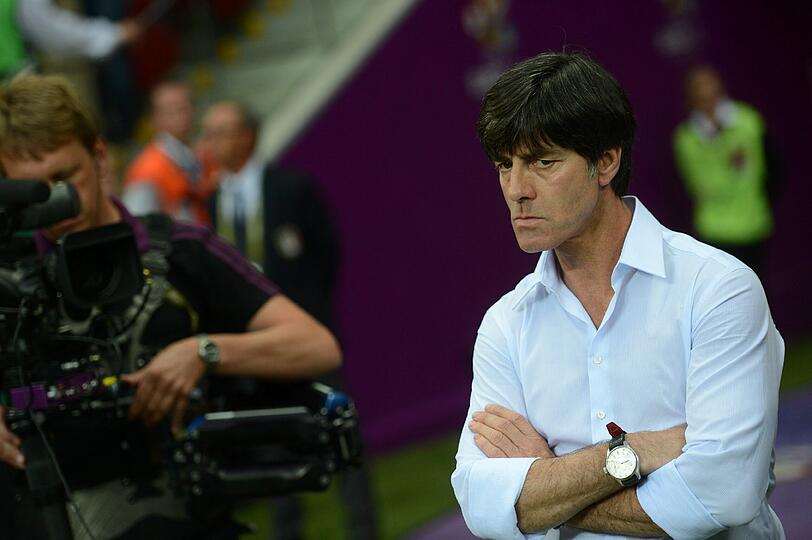 Die Ohrfeige: Eine Bruchlandung, die Balotelli-Pose, das 1:2 im EM-Halbfinale 2012 gegen Italien. &bdquo;Zum Verzweifeln&ldquo;, findet DFB-Präsident Niersbach. Löw wirkt ratlos. Es folgt Katerstimmung: Nix mehr mit Jogi-Mania, nach taktischen Fehlgriffen wird der Bundestrainer scharf kritisiert. Doch er macht weiter.