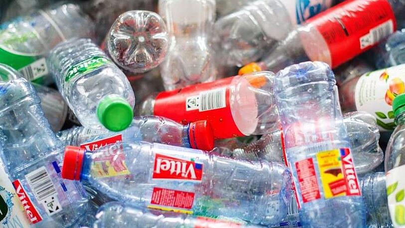 Auf Schulzes Plastikgipfel wurde die Zukunft der Verpackung und Möglichkeiten zur Reduktion von Plastik mit Umweltschutzverbänden, Handelsketten und Lebensmittelherstellern diskutiert.