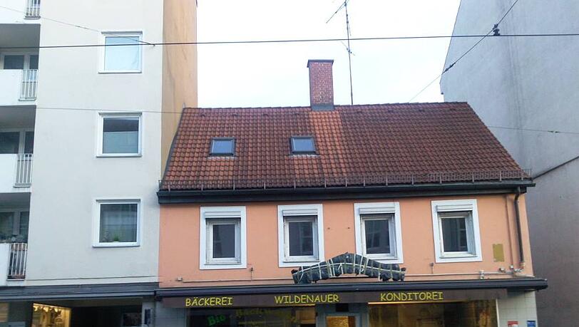 Die Tegernseer Landstraße 99 wird wohl bald abgerissen, um Platz für neue Wohnungen zu machen. Das freut nicht alle. Die Tegernseer Landstraße 99 wird wohl bald abgerissen, um Platz für neue Wohnungen zu machen. Das freut nicht alle.