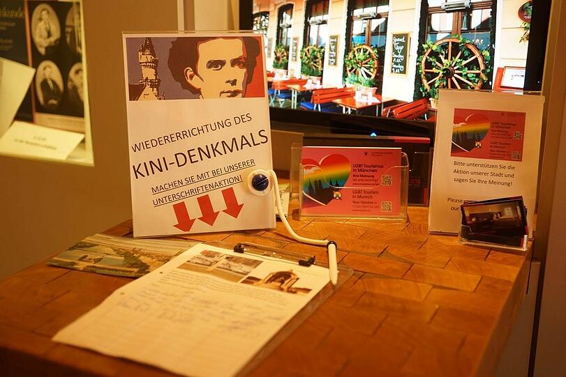 Die Unterschriftenliste zum Eintragen liegt im Foyer: Die Betreiber wünschen sich das Kini-Denkmal auf der Corneliusbrücke zurück.