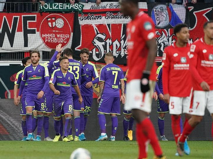 Die Spieler des FC Freiburg jubeln nach dem Treffer zum 2:0 gegen beim FSV Mainz 05.