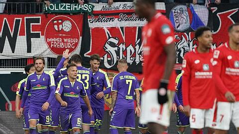 Die Spieler des FC Freiburg jubeln nach dem Treffer zum 2:0 gegen beim FSV Mainz 05.