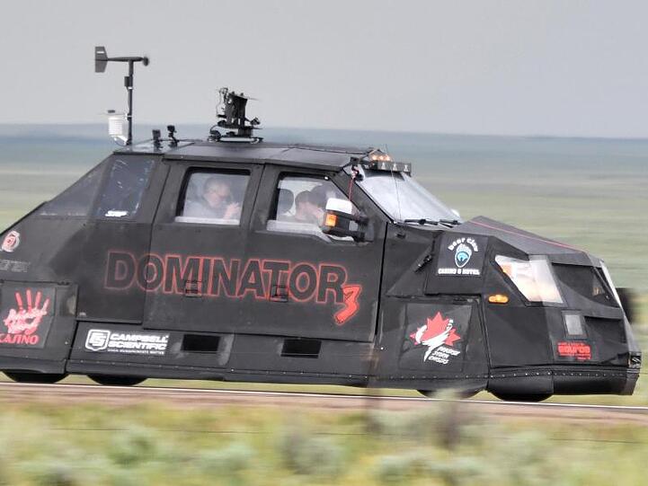 Sturmjäger: Der Dominator 3 ist ein gepanzertes Spezialfahrzeug, das in schwere Tornados hineinfahren kann, ohne Schaden zu nehmen.