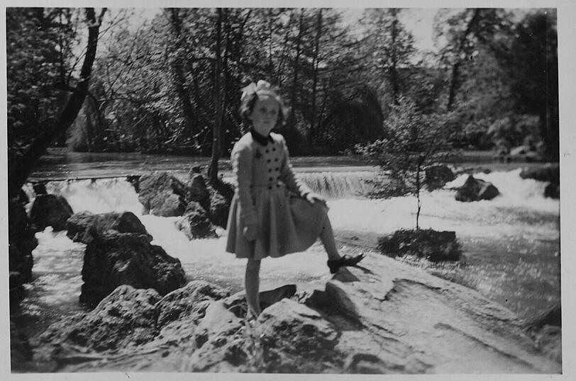 Es war "eine glückliche Kindheit", die sie zu großen Teilen im Englischen Garten verbracht hat, erinnert sich Christina Erlmeier. Von der elterlichen Wohnung in der Kaulbachstraße war es dorthin auch nicht weit. Der Chinesische Turm wurde gerade wieder aufgebaut und roch "so wunderbar nach frischem Holz". Stolze Pose: die kleine Christina im Englischen Garten.
