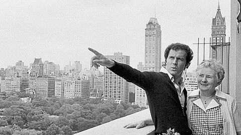 Da schau her, Mama: Franz Beckenbauer, der zu Cosmos New York wechselt, zeigt seiner Mutter Antonie die legendäre amerikanische Metropole.