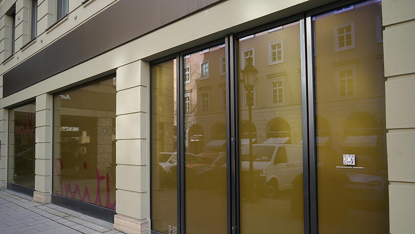 Dort, wo bis vor Kurzem noch Paul Smith britische Mode verkauft hat, verdecken jetzt olivgrüne Folien die Fensterfront.